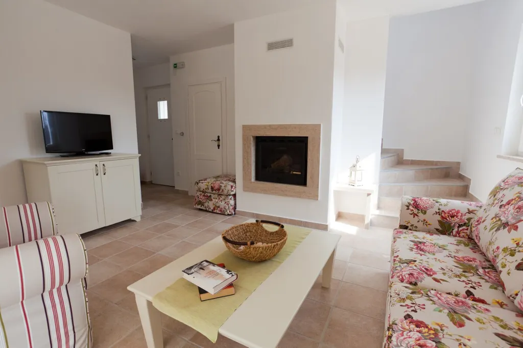 Villa with Pool and Fenced Courtyard in Kras