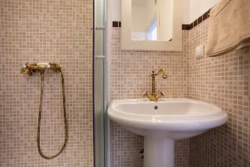 Villa with Pool and Fenced Courtyard in Kras