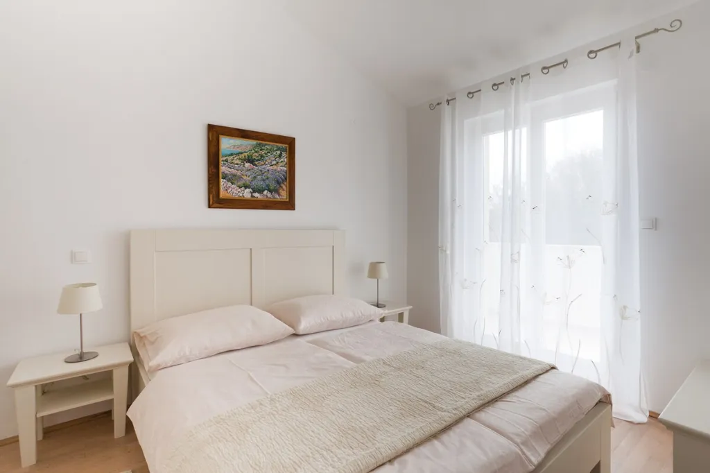 Villa with Pool and Fenced Courtyard in Kras
