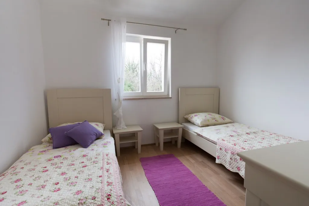Villa with Pool and Fenced Courtyard in Kras