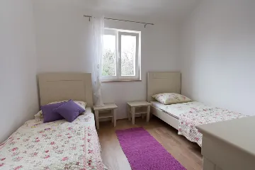 Villa with Pool and Fenced Courtyard in Kras