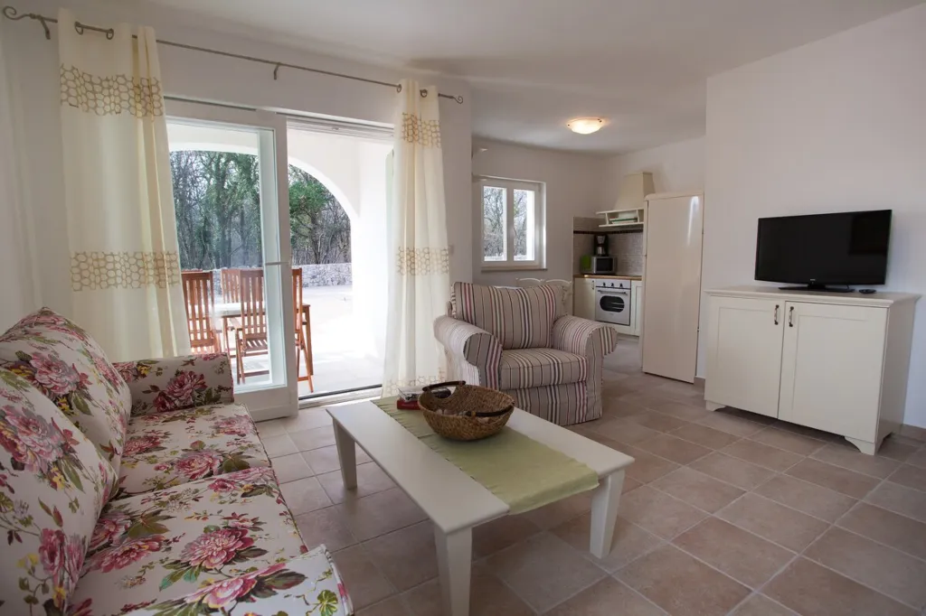 Villa with Pool and Fenced Courtyard in Kras