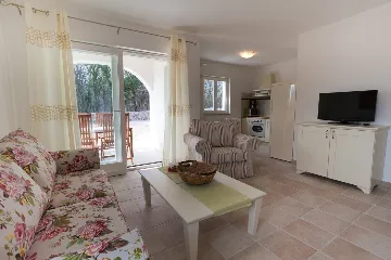 Villa with Pool and Fenced Courtyard in Kras