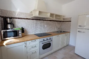 Villa with Pool and Fenced Courtyard in Kras