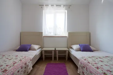 Villa with Pool and Fenced Courtyard in Kras