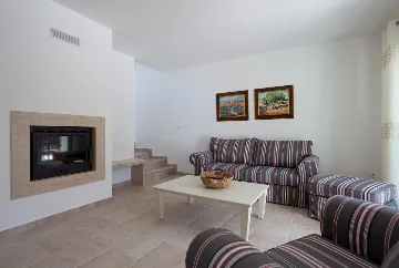 Villa with Pool and Fenced Courtyard in Kras