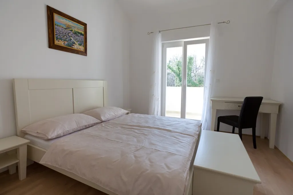 Villa with Pool and Fenced Courtyard in Kras