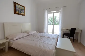 Villa with Pool and Fenced Courtyard in Kras