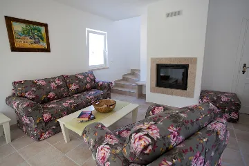 Villa with Pool and Fenced Courtyard in Kras