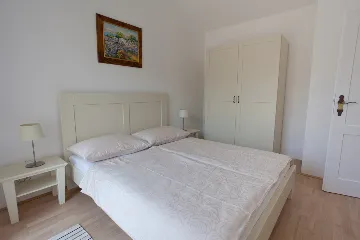 Villa with Pool and Fenced Courtyard in Kras