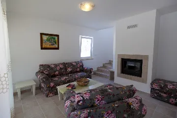 Villa with Pool and Fenced Courtyard in Kras