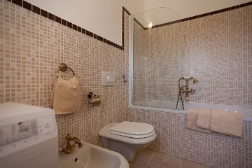 Villa with Pool and Fenced Courtyard in Kras