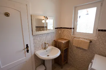 Villa with Pool and Fenced Courtyard in Kras