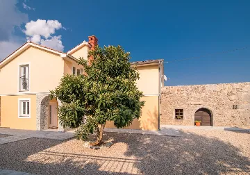 Vrh Villa with Private Pool for Up to 10 Guests