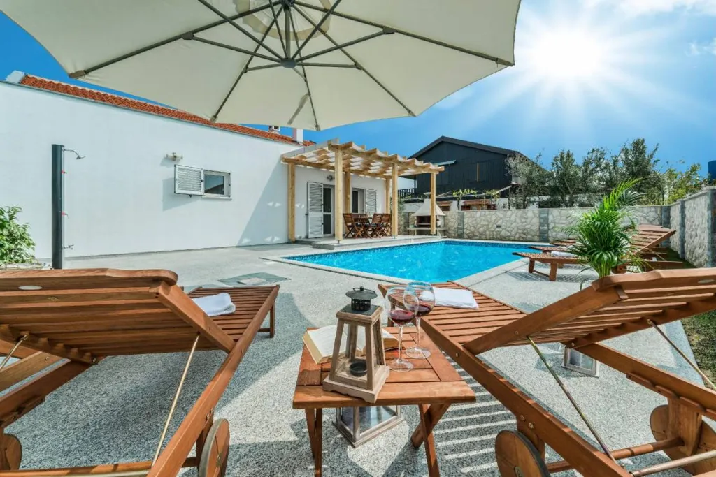 Modern 4-Bedroom House in Privlaka for 8 Guests