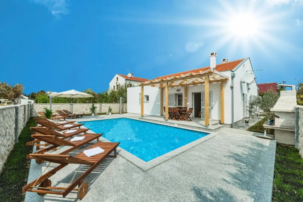 Modern 4-Bedroom House in Privlaka for 8 Guests