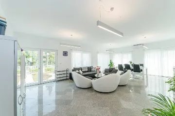 Modern 4-Bedroom House in Privlaka for 8 Guests