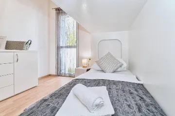 Modern 4-Bedroom House in Privlaka for 8 Guests