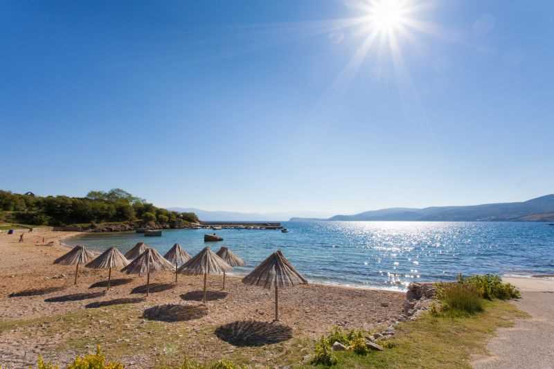 Vila s bazenom u blizini pješčane plaže, u mirnom predjelu