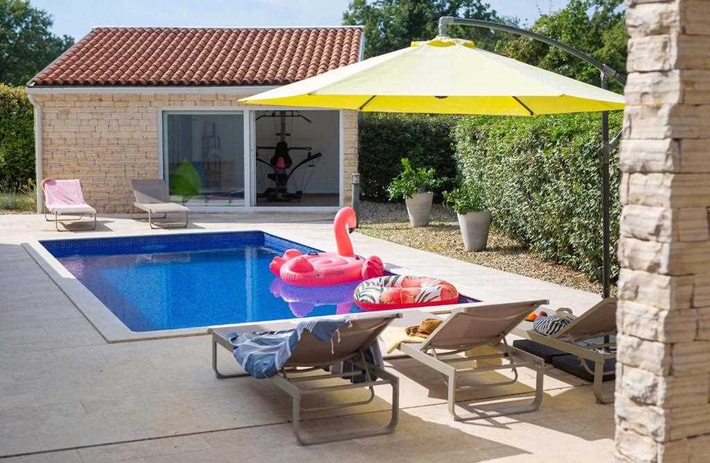 Vila s bazenom u blizini pješčane plaže, u mirnom predjelu