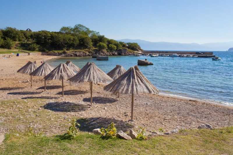 Vila s bazenom u blizini pješčane plaže, u mirnom predjelu
