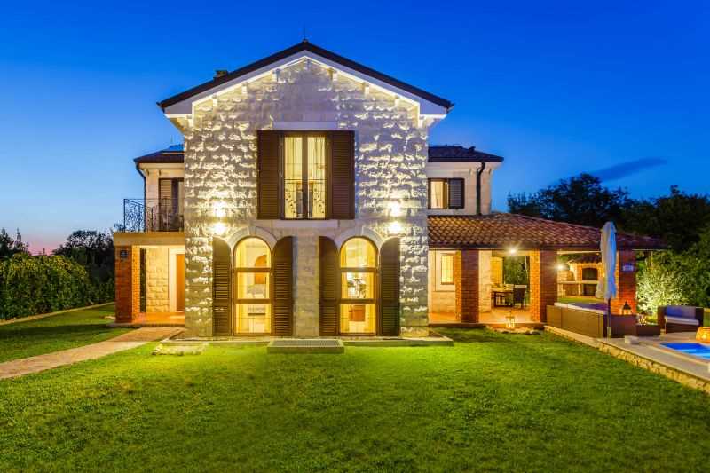 Kamena vila, vanjski i unutarnji grijanim bazenom