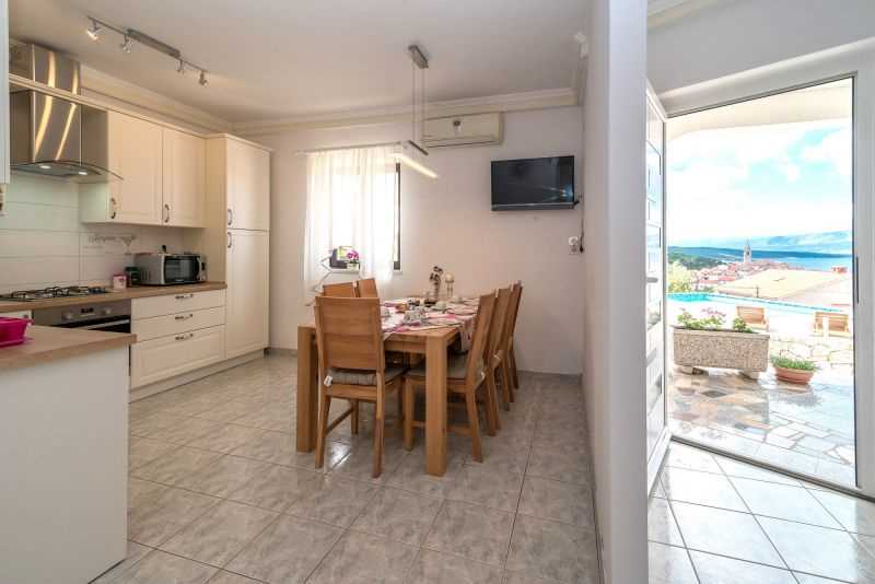 Apartman s bazenom i lijepim pogledom na more