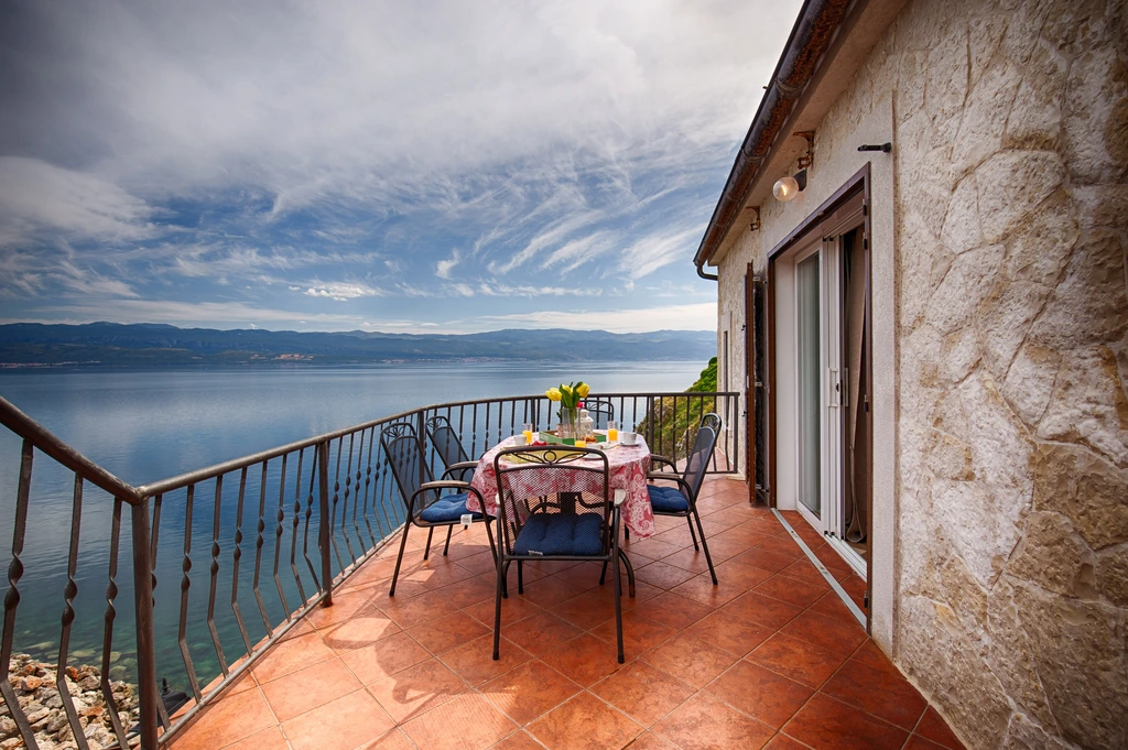 Sea-View Cliff Villa in Vrbnik for 6