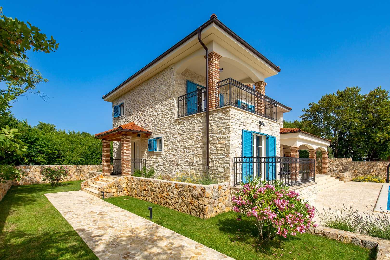 (2382) Villa Maya
