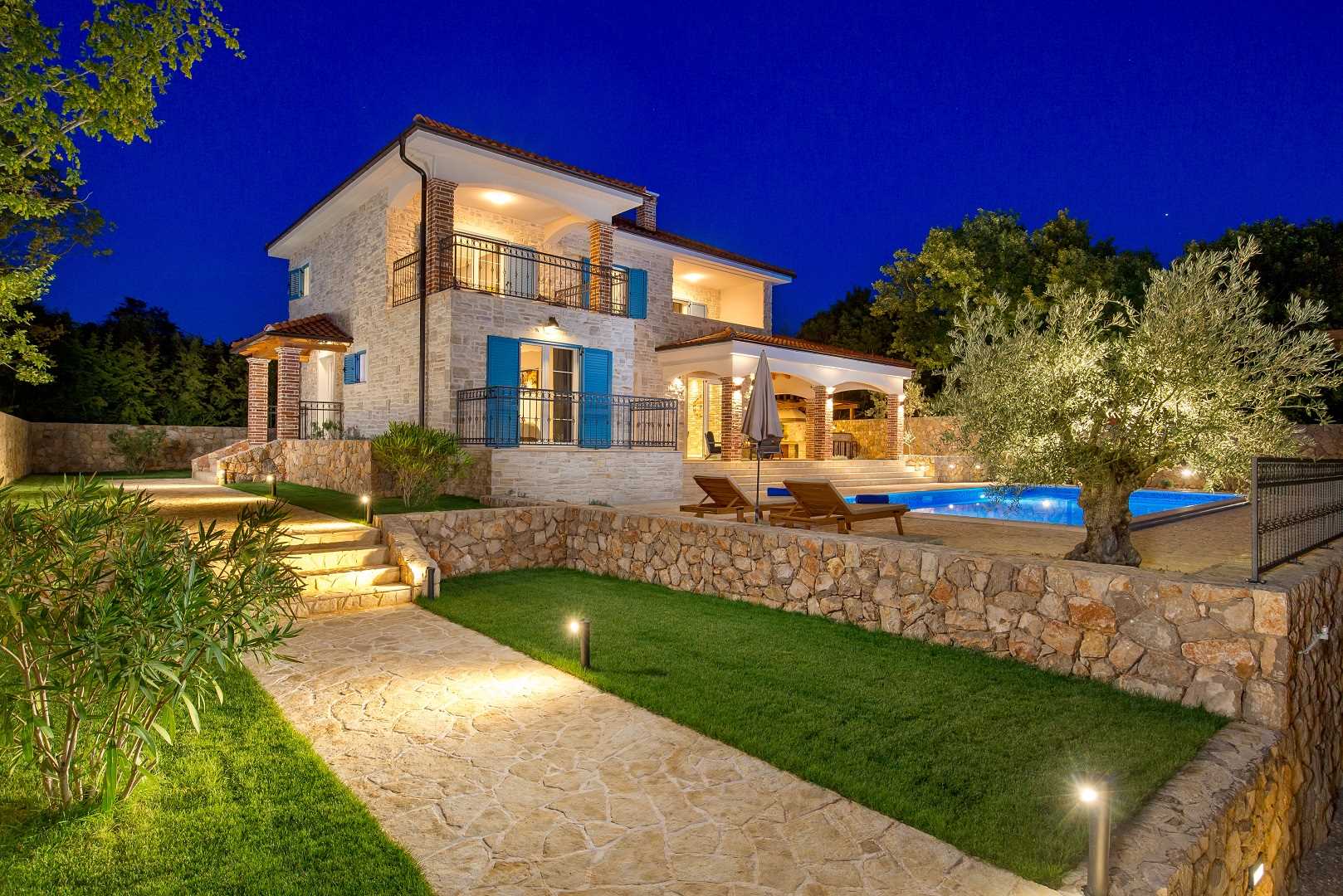 (2382) Villa Maya