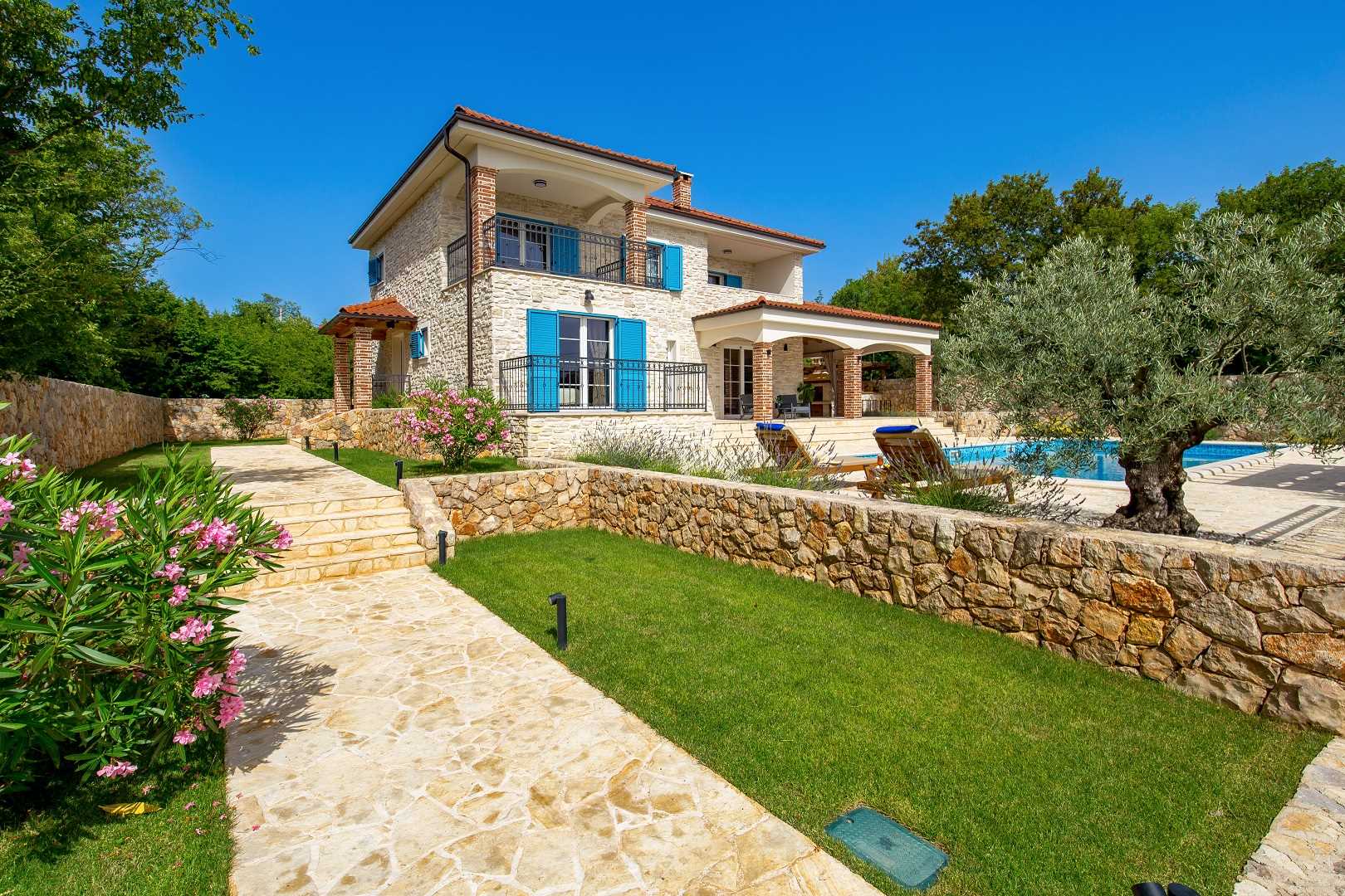 (2382) Villa Maya