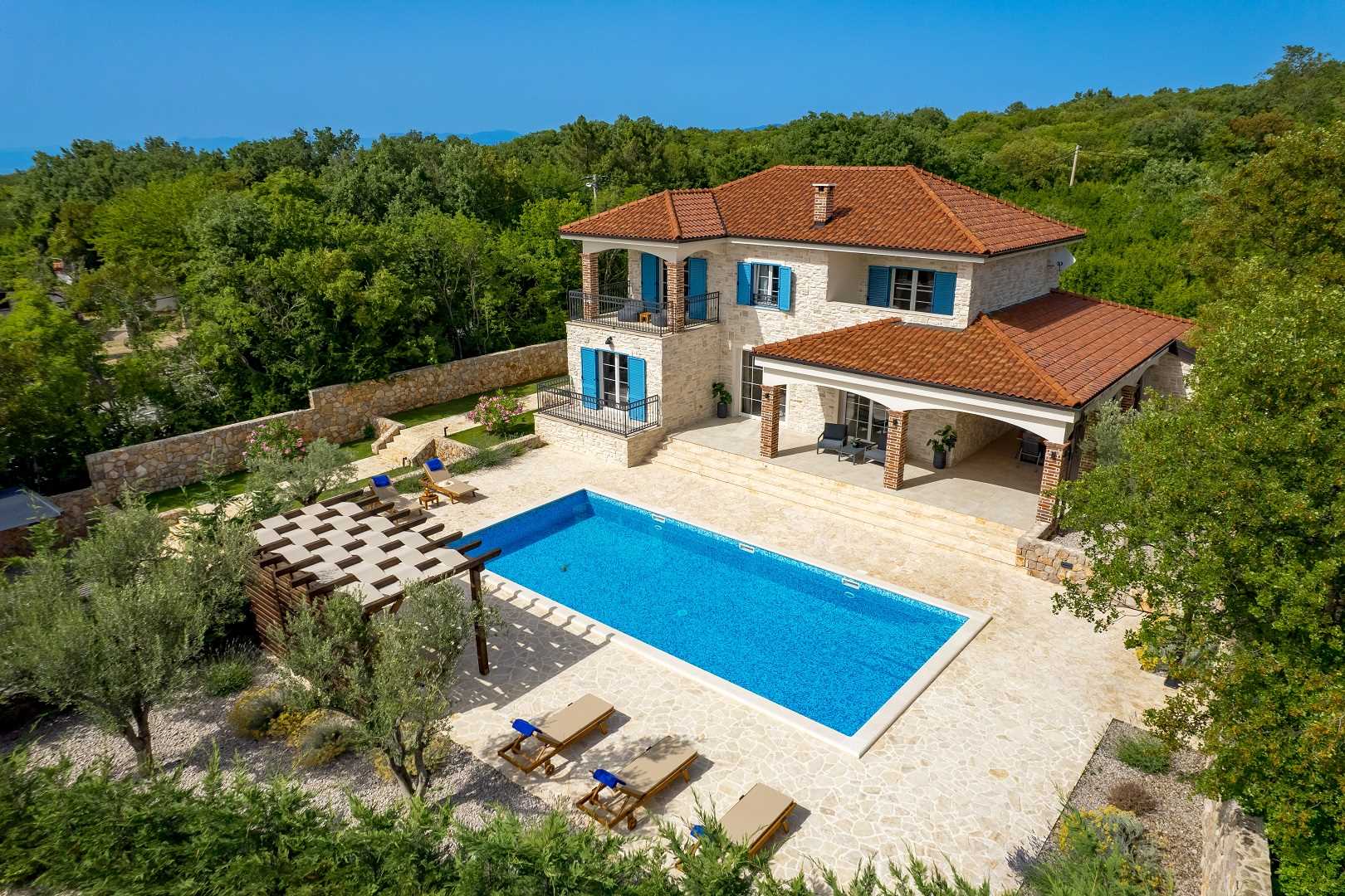 (2382) Villa Maya