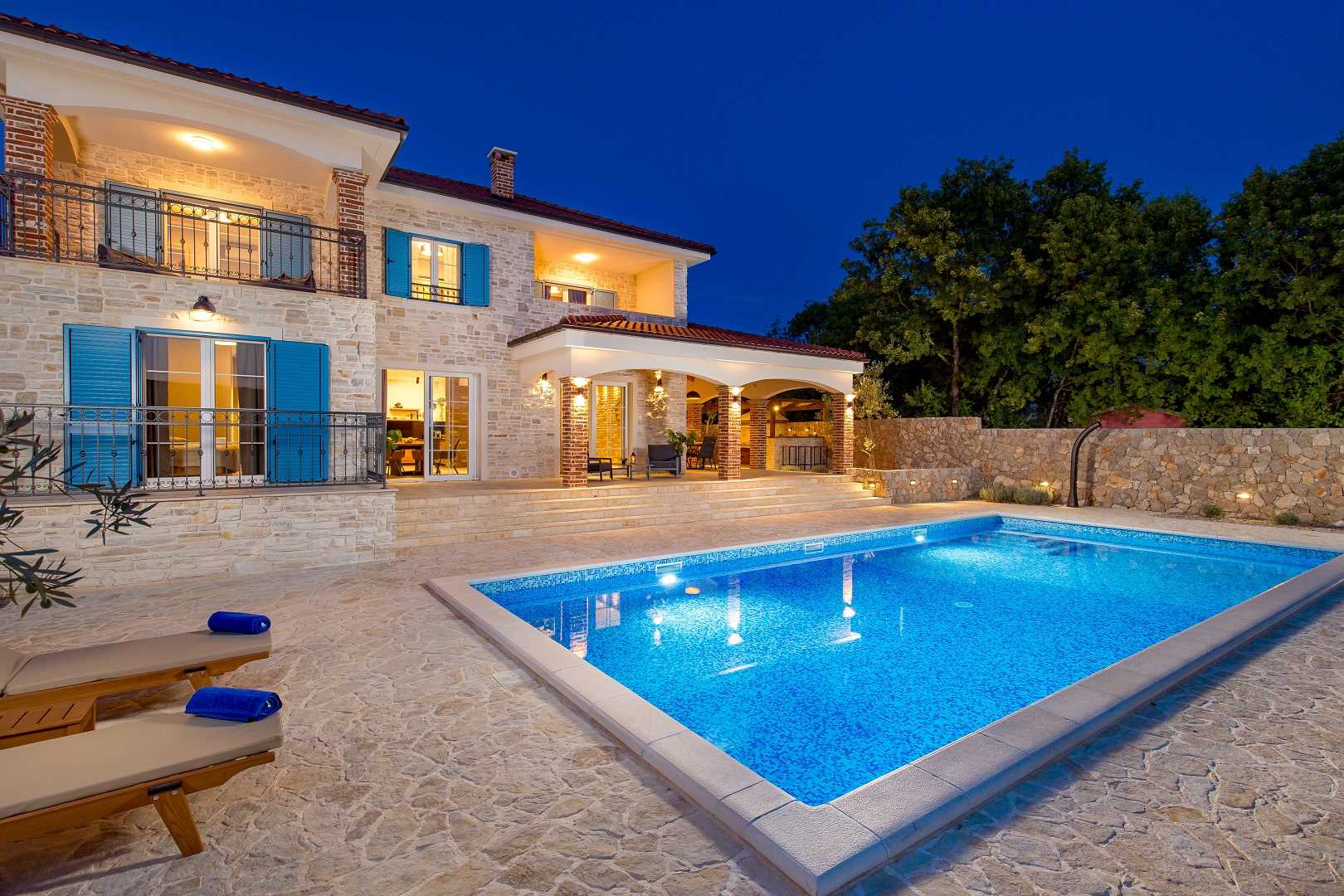 (2382) Villa Maya