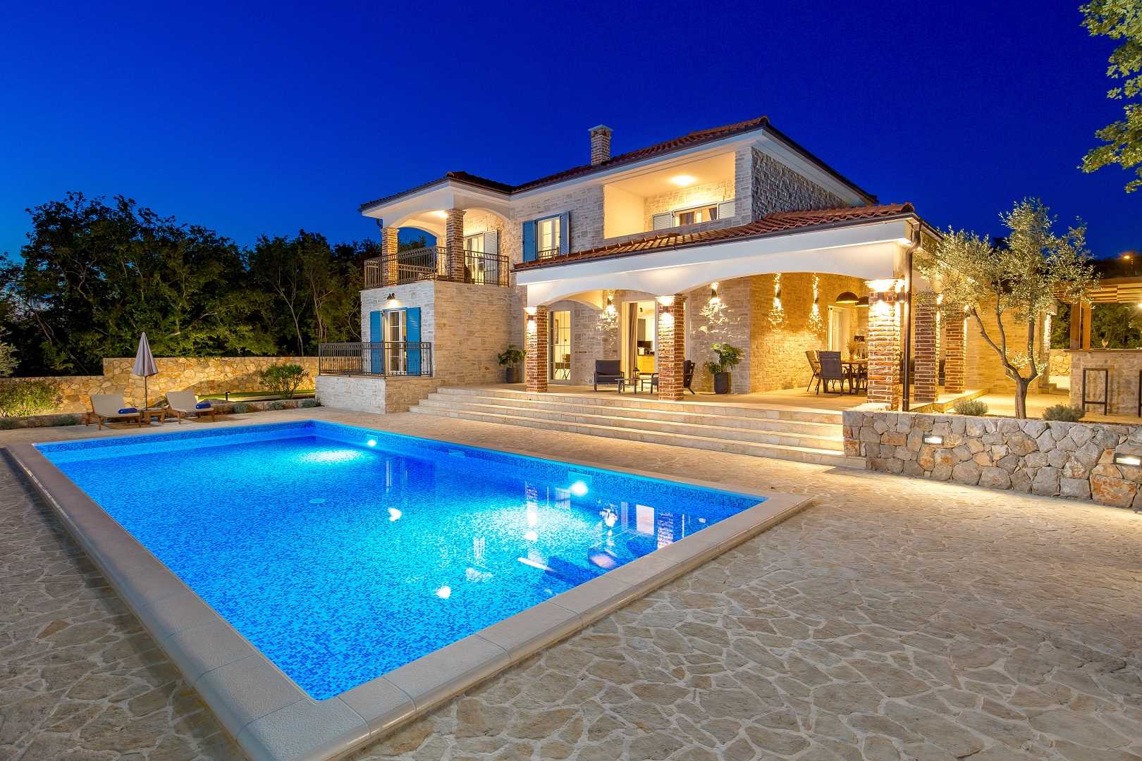 (2382) Villa Maya