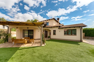 Kastav 4-Bedroom Villa for Up to 8 Guests