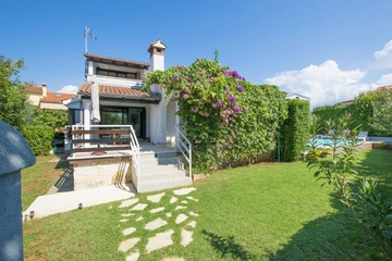 4-Bedroom Villa in Poreč for Up to 8 Guests
