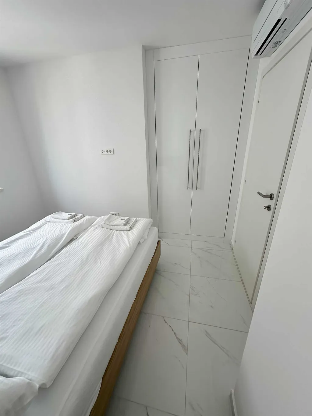 One-Bedroom Apartment with Sea View & Terrace, Vir