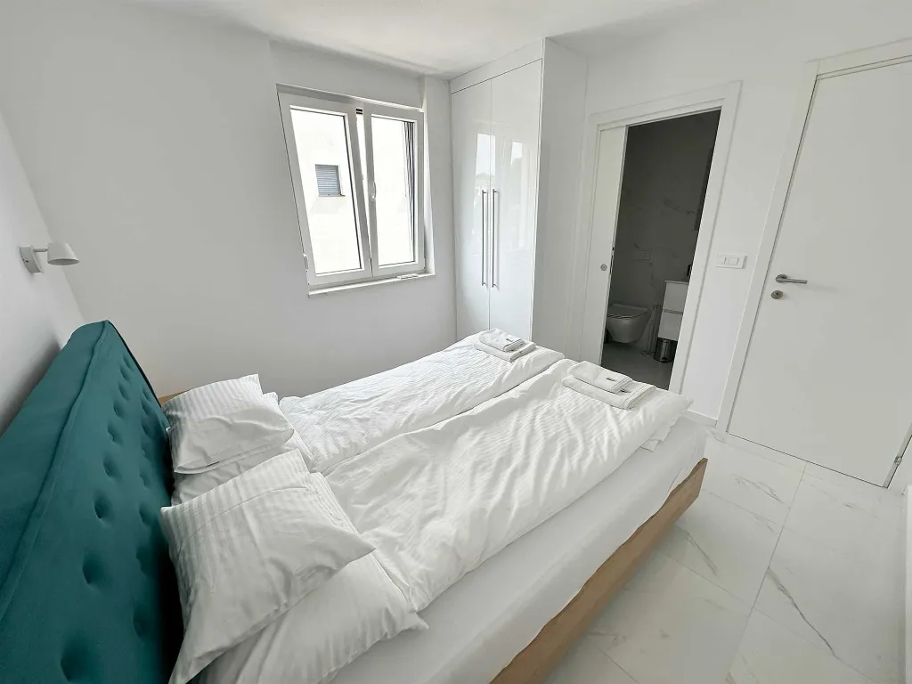 Sea-View Two-Bedroom Apartment for 4 in Vir