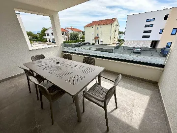 Sea-View Two-Bedroom Apartment for 4 in Vir