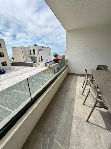 Sea-View Two-Bedroom Apartment for 4 in Vir