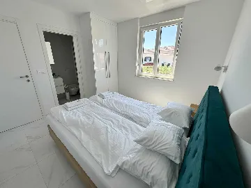 Balcony Sea-View Apartment in Vir for 4