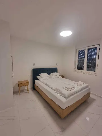 Sea-View Apartment with Terrace in Vir for 4