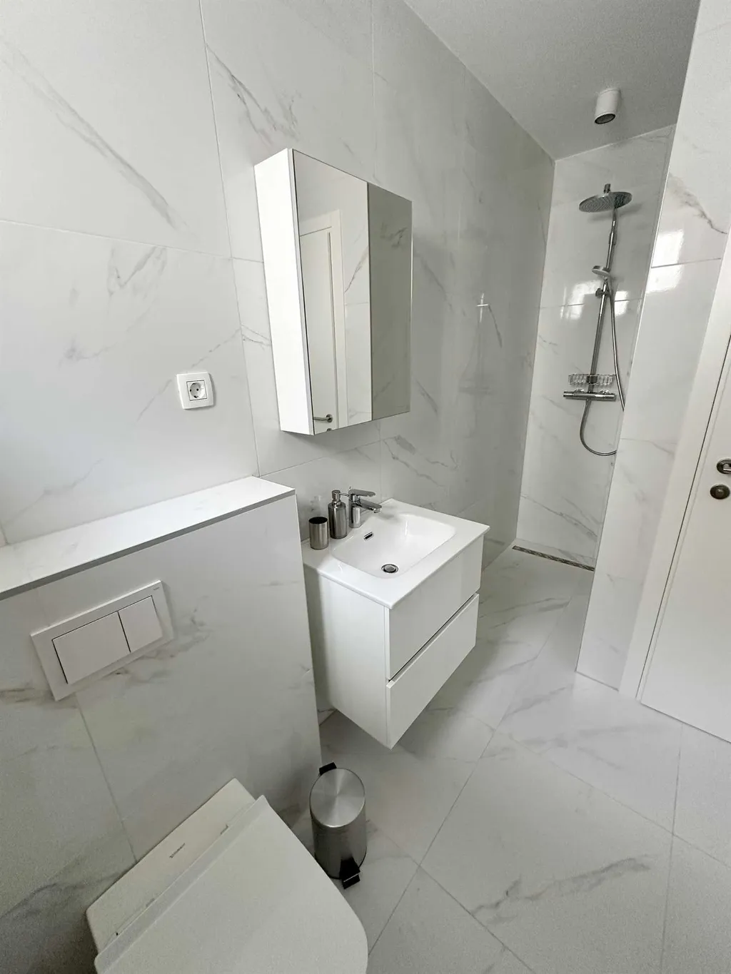 2-Bedroom Apartment with Sea View in Vir