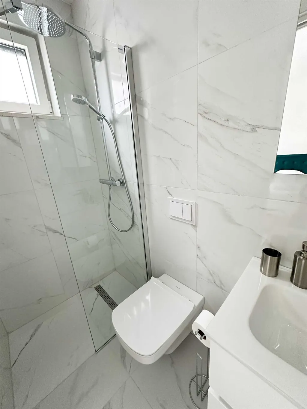 2-Bedroom Apartment with Sea View in Vir