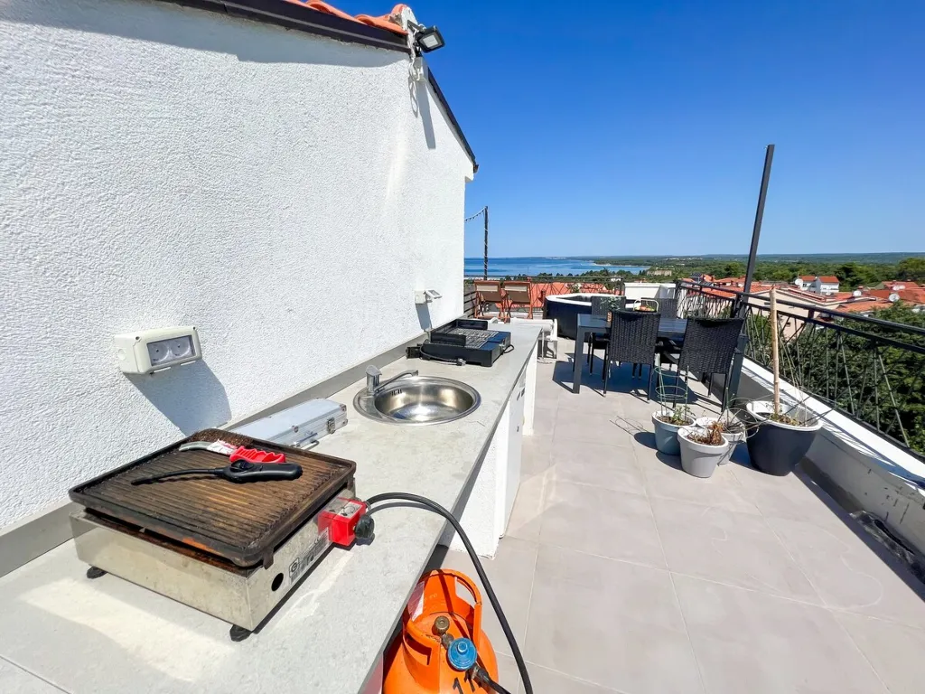 Condominium with Rooftop Jacuzzi in Pula