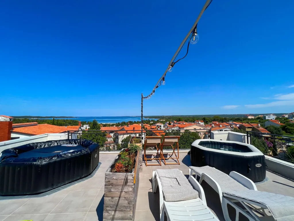 Condominium with Rooftop Jacuzzi in Pula