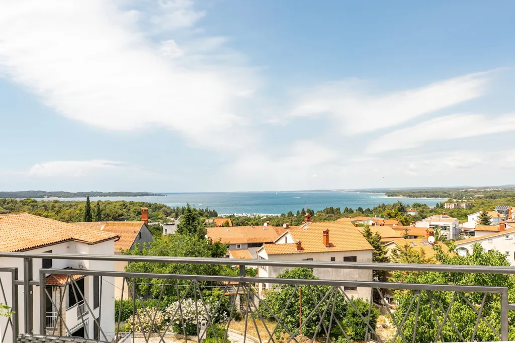Condominium with Roof Terrace Jacuzzi in Pula