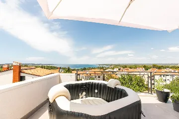 Condominium with Roof Terrace Jacuzzi in Pula