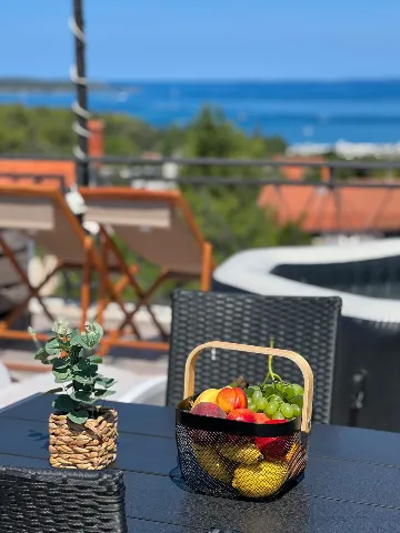 Condominium with Roof Terrace Jacuzzi in Pula