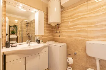 Condominium with Roof Terrace Jacuzzi in Pula